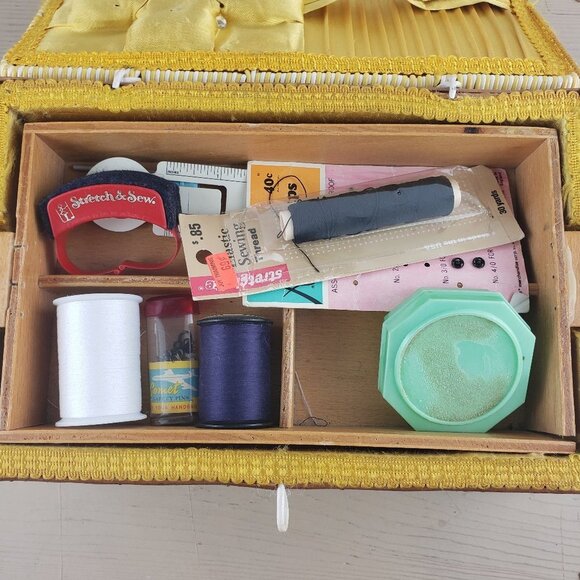 Vintage Sewing Basket & Contents - Picture 9 of 11
